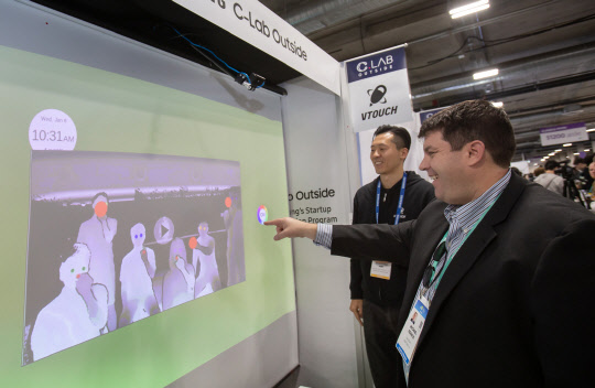 지난해 CES 2020에 참가한 삼성전자의 C랩 스타트업 '브이터치' 전시관.<삼성전자 제공>